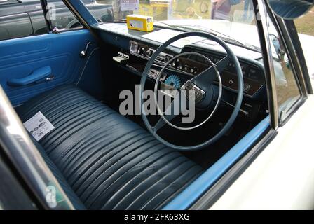 Das Vorderinterieur eines Ford Zephyr aus dem Jahr 1965 wurde auf der Oldtimer-Ausstellung an der englischen Riviera in Paignton, Devon, England, Großbritannien, ausgestellt. Stockfoto