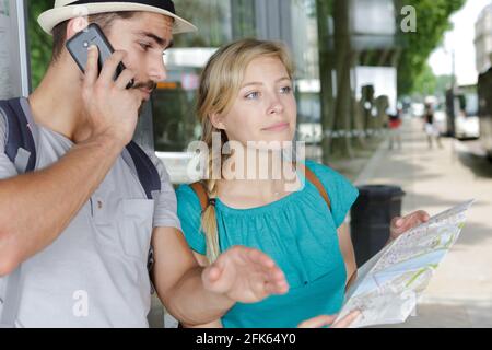 Attraktiver männlicher und weiblicher Tourist mit einer Karte Stockfoto