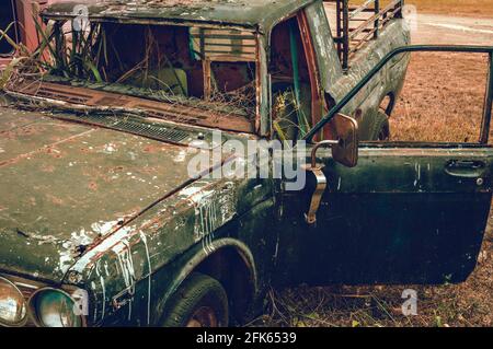 Verlassene zerstörte LKW mit Pflanzen überwuchert Stockfoto