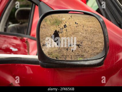 Gebrochener Seitenspiegel auf verlassem Auto Stockfoto