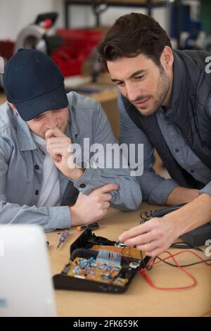 Techniker schneiden und fusionieren Glasfaserkabel Stockfoto