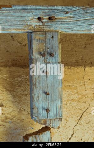 Rostige Nägel auf altem Holz Stockfoto