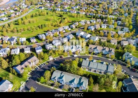 Szenische Luftaufnahme einer Vorstadt-Siedlung in den USA mit Freistehende Häuser Stockfoto
