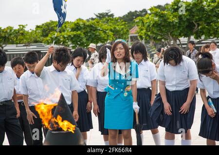 Japanischer Reiseleiter, der junge Schüler über die Schlacht von Okinawa während des Zweiten Weltkriegs, Peace Memorial Park, Naha, Okinawa, Japan, unterrichtet Stockfoto