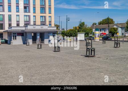 KRAKAU, POLEN - 4. SEPTEMBER 2016: Gedenkstätte des Ghettos Krakau auf dem Heldenplatz des Ghettos Getta des Plac Bohaterow in Krakau, Polen. Stockfoto