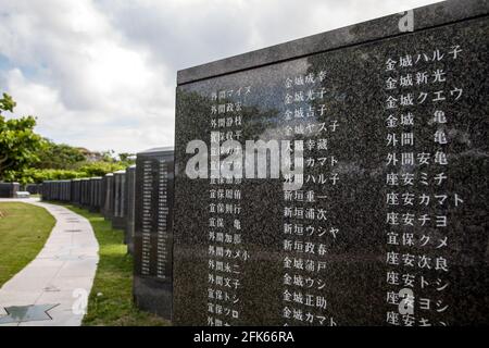 Namen in Stein gemeißelt von jedem japanischen Soldaten, der während des Zweiten Weltkriegs in der Schlacht von Okinawa starb, Naha, Okinawa, Japan Stockfoto