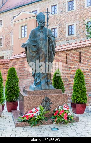 Statue von Johannes Paul II. Auf dem Schloss Wawel in Krakau, Polen Stockfoto