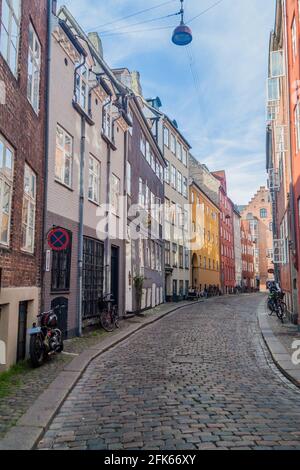 KOPENHAGEN, DÄNEMARK - 26. AUGUST 2016: Gepflasterte Straße im Zentrum von Kopenhagen, Dänemark Stockfoto