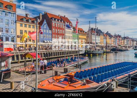 KOPENHAGEN, DÄNEMARK - 26. AUGUST 2016: Bezirk Nyhavn und Boote in Kopenhagen Dänemark Stockfoto