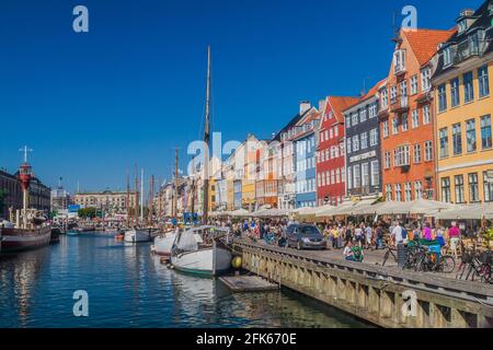 KOPENHAGEN, DÄNEMARK - 26. AUGUST 2016: Bezirk Nyhavn und Boote in Kopenhagen Dänemark Stockfoto