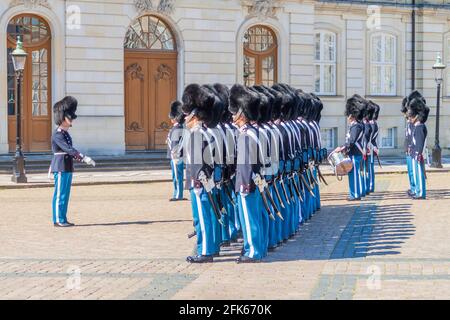 KOPENHAGEN, DÄNEMARK - 26. AUGUST 2016: Wachwechsel auf dem Amalienborg-Schlossplatz in Kopenhagen, Dänemark Stockfoto