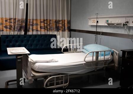 Erholungsraum mit Betten und einem komfortablen medizinischen Krankenhaus. Stockfoto