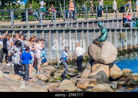 KOPENHAGEN, DÄNEMARK - 26. AUGUST 2016: Kleine Meerjungfrau-Statue, umgeben von einer Menge von Touristen, die in Kopenhagen, Dänemark, fotografieren Stockfoto