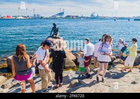 KOPENHAGEN, DÄNEMARK - 26. AUGUST 2016: Kleine Meerjungfrau-Statue, umgeben von einer Menge von Touristen, die in Kopenhagen, Dänemark, fotografieren Stockfoto