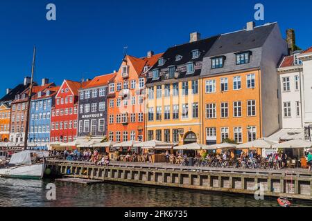 KOPENHAGEN, DÄNEMARK - 26. AUGUST 2016: Menschen sitzen in Restaurants und Cafés des Nyhavn-Bezirks in Kopenhagen, Dänemark Stockfoto