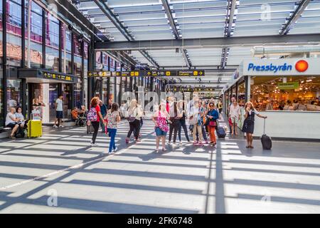 MALMÖ, SCHWEDEN - 27. AUGUST 2016: Pendler am Hauptbahnhof in Malmö, Schweden Stockfoto