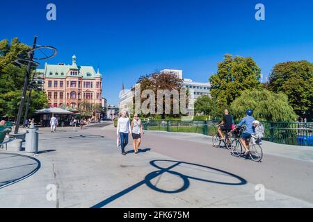 MALMÖ, SCHWEDEN - 27. AUGUST 2016: Menschen überqueren die Kaptensbron-Brücke über den Kanal Rorsjo in Malmö, Schweden. Stockfoto