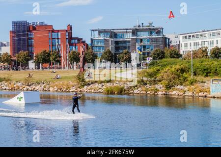 MALMÖ, SCHWEDEN - 27. AUGUST 2016: Wakeboarding am Turbinkanalen Kanal in Malmö, Schweden Stockfoto