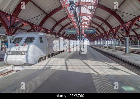 MALMÖ, SCHWEDEN - 27. AUGUST 2016: Bahnsteig des Hauptbahnhofs in Malmö, Schweden Stockfoto