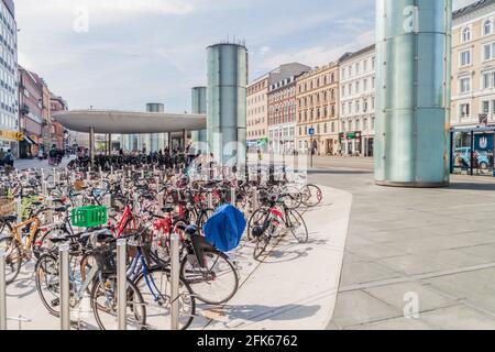 KOPENHAGEN, DÄNEMARK - 28. AUGUST 2016: Reihen von Fahrrädern bei Norreport in Kopenhagen Stockfoto