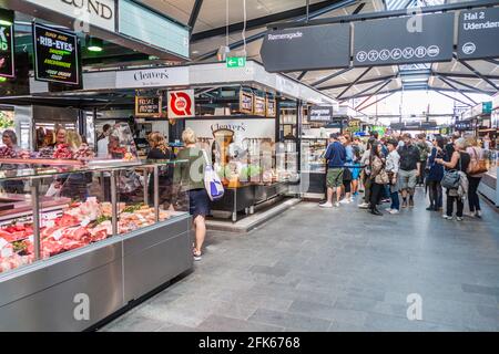 KOPENHAGEN, DÄNEMARK - 28. AUGUST 2016: Innenansicht des Torvehallerne-Lebensmittelmarktes im Zentrum von Kopenhagen. Stockfoto