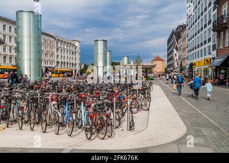 KOPENHAGEN, DÄNEMARK - 28. AUGUST 2016: Reihen von Fahrrädern bei Norreport in Kopenhagen Stockfoto