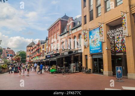 EINDHOVEN, NIEDERLANDE - 29. AUGUST 2016: Open-Air-Restaurants im Zentrum von Eindhoven, Niederlande Stockfoto