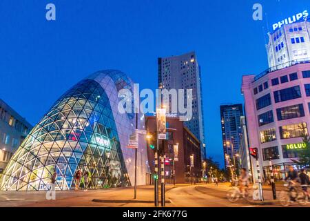 EINDHOVEN, NIEDERLANDE - 29. AUGUST 2016: Moderne Architektur und Philips Gebäude in Eindhoven Stockfoto