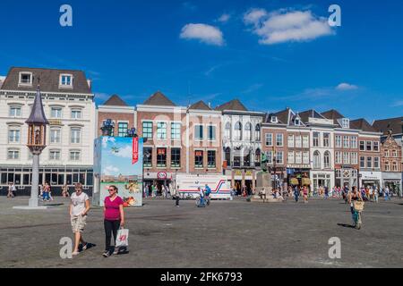 DEN Bosch, NIEDERLANDE - 30. AUGUST 2016: Historische Häuser am Marktplatz in Den Bosch, Niederlande Stockfoto