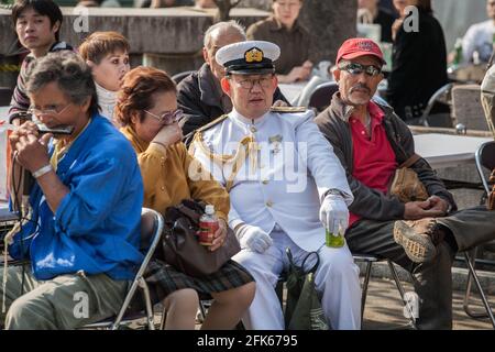 Rechtsgerichtete japanische Männer, die in alten kaiserlichen Militäruniformen gekleidet sind, zollen den Kriegtot des Landes, dem Yasukuni-Schrein, Tokio, Japan, ihren Respekt Stockfoto