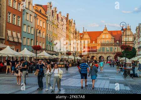 DANZIG, POLEN - 1. SEPTEMBER 2016: Abendansicht der Menschen beim Spaziergang entlang historischer Häuser am Dlugi Targ Platz in Danzig, Polen. Stockfoto