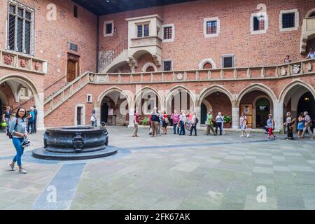 KRAKAU, POLEN - 3. SEPTEMBER 2016: Besucher besuchen den Innenhof des Collegium Maius Great College der Jagellonischen Universität in Krakau. Stockfoto