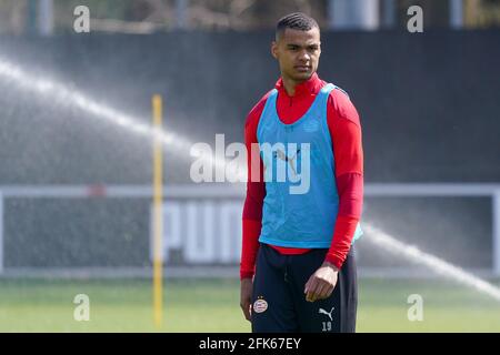 EINDHOVEN, NIEDERLANDE - 28. APRIL: Cody Gakpo von der PSV Eindhoven während einer Trainingsveranstaltung der PSV Eindhoven am 28. April 2021 auf dem PSV Campus de Herdgang Stockfoto