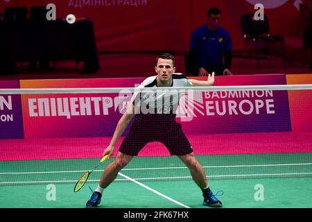 KIEW, UKRAINE - 28. APRIL: Mark Caljouw aus den Niederlanden tritt am 2. Tag des 2021 in seinem Herreneinzel-Spiel gegen Luka Wraber aus Österreich an Stockfoto