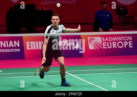 KIEW, UKRAINE - 28. APRIL: Mark Caljouw aus den Niederlanden tritt am 2. Tag des 2021 in seinem Herreneinzel-Spiel gegen Luka Wraber aus Österreich an Stockfoto