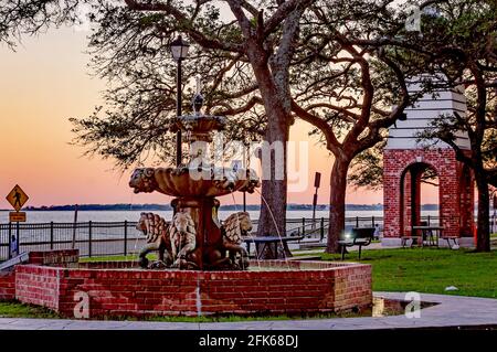 Der Sharda Mangal Memorial Fountain ist bei Sonnenuntergang im Beach Park am 25. April 2021 in Pascagoula, Mississippi, abgebildet. Stockfoto