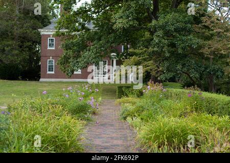 Das Besucherzentrum in Concord, Mass. Dieser Garten grenzt an diese Gebäude und liegt hoch auf einem Hügel mit Blick auf die Old North Bridge im historischen Concord, Ma Stockfoto