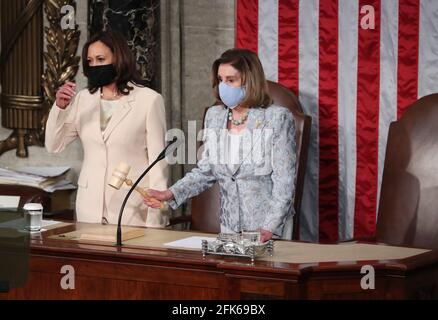 Washington, USA. April 2021. US-Vizepräsidentin Kamala Harris (L) als Sprecherin des Repräsentantenhauses Nancy Pelosi (R) Gavels eröffnet die gemeinsame Sitzung, bevor US-Präsident Joe Biden zu einer gemeinsamen Kongresssitzung im Repräsentantenhaus des US-Kapitols in Washington, DC, USA, eintrifft. 28. April 2021. (Foto von Pool/Sipa USA) Quelle: SIPA USA/Alamy Live News Stockfoto