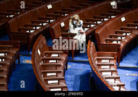 Washington, USA. April 2021. Die Vertreterin Debbie Dingell (D-MI) schaut sich Papier an, das für soziale Distanzierungen auf Sitze gelegt wurde, während sie in ihrem Sitz vor US-Präsident Joe Biden wartet, der am 28. April 2021 auf einer gemeinsamen Kongresssitzung im US-Kapitol in Washington, DC, sprach. (Foto von Jim WATSON/POOL/Sipa USA) Quelle: SIPA USA/Alamy Live News Stockfoto