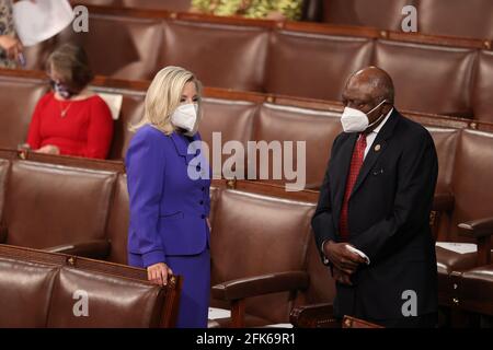 Washington, USA. November 2015. Die Vorsitzende der Republikanischen Konferenz des US-Repräsentantenhauses, Rep. Liz Cheney (R-WY), spricht mit dem Mehrheitsgewan James Clyburn (D-SC) im Repräsentantenhaus auf dem Boden der US-Repräsentantenkammer, während sie den Beginn der ersten Rede von Präsident Joe Biden bei einer gemeinsamen Sitzung des US-Kongresses im US-Kapitol in Washington erwarten, USA, 28. April 2021. (Foto: Jonathan Ernst/Pool/Sipa USA) Quelle: SIPA USA/Alamy Live News Stockfoto