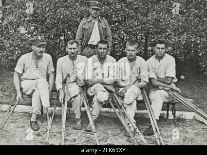 Polnische Soldaten mit unter dem Knie operierten Amputationen erlitten während des Zweiten Weltkriegs ein Kriegstrauma. Ca. 1944 Italien Stockfoto