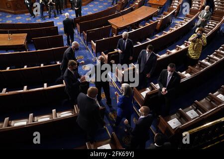 Washington, USA. April 2021. NYTSPEECH - der Repräsentant Jim Clyburn aus South Carolina kam vor der Rede von Präsident Joe Biden zu einer gemeinsamen Kongresssitzung im Capitol in Washington am Mittwoch, dem 28. April 2021. NYTCREDIT: Doug Mills/Pool/Sipa USA Credit: SIPA USA/Alamy Live News Stockfoto