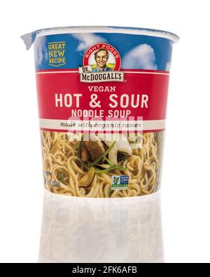 Winneconne, WI - 22. April 2021: Ein Paket von Dr. Mcdougalls vegane heiße und saure Nudelsuppe auf einem isolierten Hintergrund Stockfoto