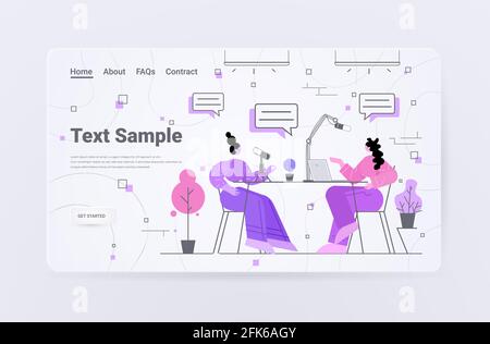 Podcasts im Gespräch mit Mikrofonen Podcast im Studio Podcasting online aufnehmen Radio Interview Rundfunk Stock Vektor