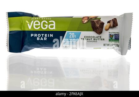 Winneconne, WI - 27. April 2021: Ein Paket von Vega Protein Nutrition Bar auf einem isolierten Hintergrund Stockfoto