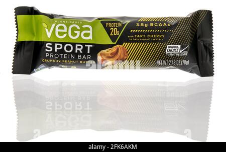 Winneconne, WI - 27 April 2021: Ein Paket von Vega Sport Protein Nutrition Bar auf einem isolierten Hintergrund Stockfoto
