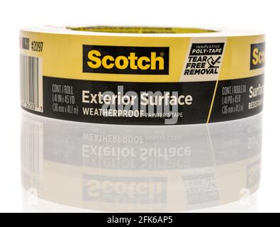 Winneconne, WI - 27. April 2021: Ein Paket mit wetterfestem Scotch-Lackband auf einem isolierten Hintergrund Stockfoto