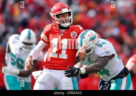 Kansas City, USA. Dezember 2017. In diesem Dateifoto wird Alex Smith, der Quarterback von Kansas City Chiefs, von Miami Dolphins vor dem Linebacker Lawrence Timmons getroffen, nachdem er im zweiten Quartal am 24. Dezember 2017 im Arrowhead Stadium in Kansas City, Mo. einen Pass geworfen hat. (Foto von John Sleezer/Kansas City Star/TNS/Sipa USA) Quelle: SIPA USA/Alamy Live News Stockfoto