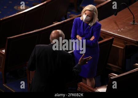 WASHINGTON, DC - 28. APRIL: Der Republikaner Jim Clyburn (D-SC) (L) spricht mit der Republikanerin Liz Cheney (R-WY) (R), bevor US-Präsident Joe Biden am 28. April 2021 in Washington, DC, eine gemeinsame Kongresssitzung in der Repräsentantenkammer des US-Kapitols anspricht. Am Vorabend seines 100. Tages im Amt sprach Biden über seinen Plan, Amerikas Wirtschaft und Gesundheit wiederzubeleben, während es sich weiterhin von einer verheerenden Pandemie erholt. Er hielt seine Rede vor 200 geladenen Gesetzgebern und anderen Regierungsbeamten anstelle der normalen 1600 Gäste wegen der anhaltenden COVID-19-Pandemie. (Foto von Chip Somodevilla/Getty Images)Cre Stockfoto