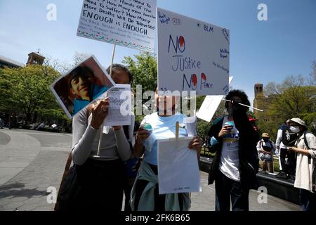 New York, USA. April 2021. Schulkinder führen am 28. April 2021 in New York City im Washington Square Park einen Walkout gegen staatliche Gewalt gegen Jugendliche durch. (Foto von John Lamparski/Sipa USA) Quelle: SIPA USA/Alamy Live News Stockfoto